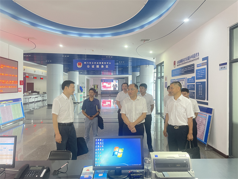 1723169408118775.jpg 8.7市司法局党委书记文拥军调研市公证处.jpg